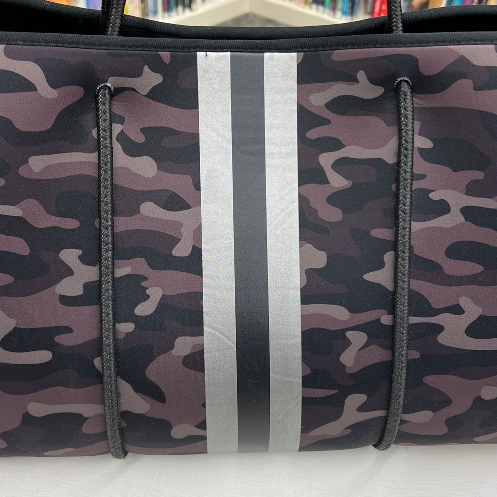 Haute Shore greyson prime elite neoprene camouflage tote bag purse lightweight - Picture 9 of 12